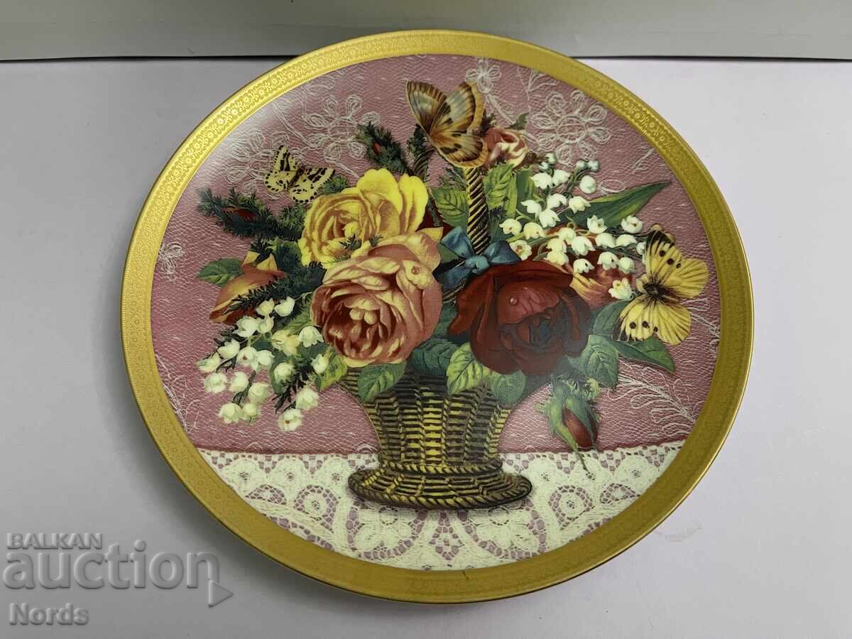 Ένα όμορφο πορσελάνινο πιάτο