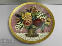 Ένα όμορφο πορσελάνινο πιάτο