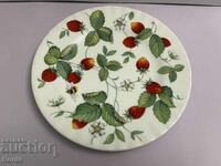 Ένα όμορφο πορσελάνινο πιάτο