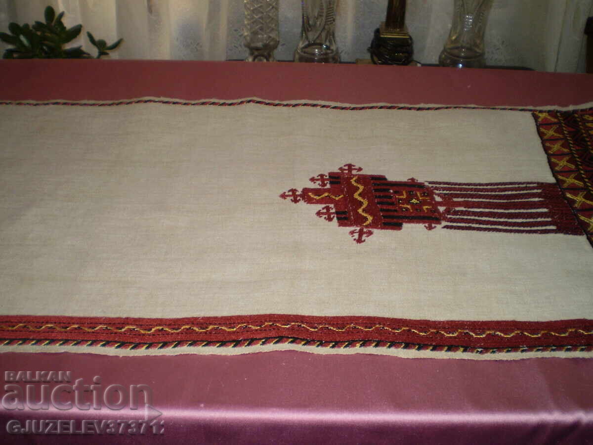 Perdea veche roșie, broderie cu motive macedonene cu preț € 127.31 | 249.00 BGN