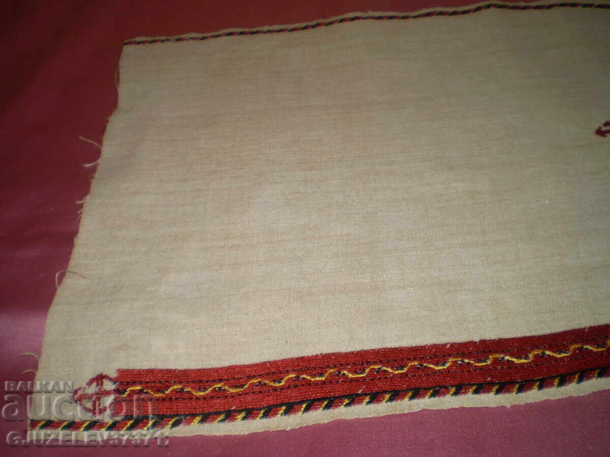 Licitație Perdea veche roșie, broderie cu motive macedonene