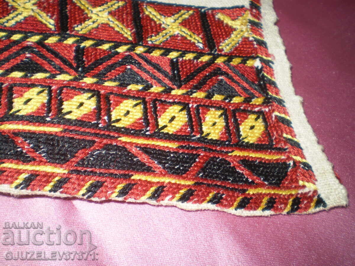 Livrarea Perdea veche roșie, broderie cu motive macedonene