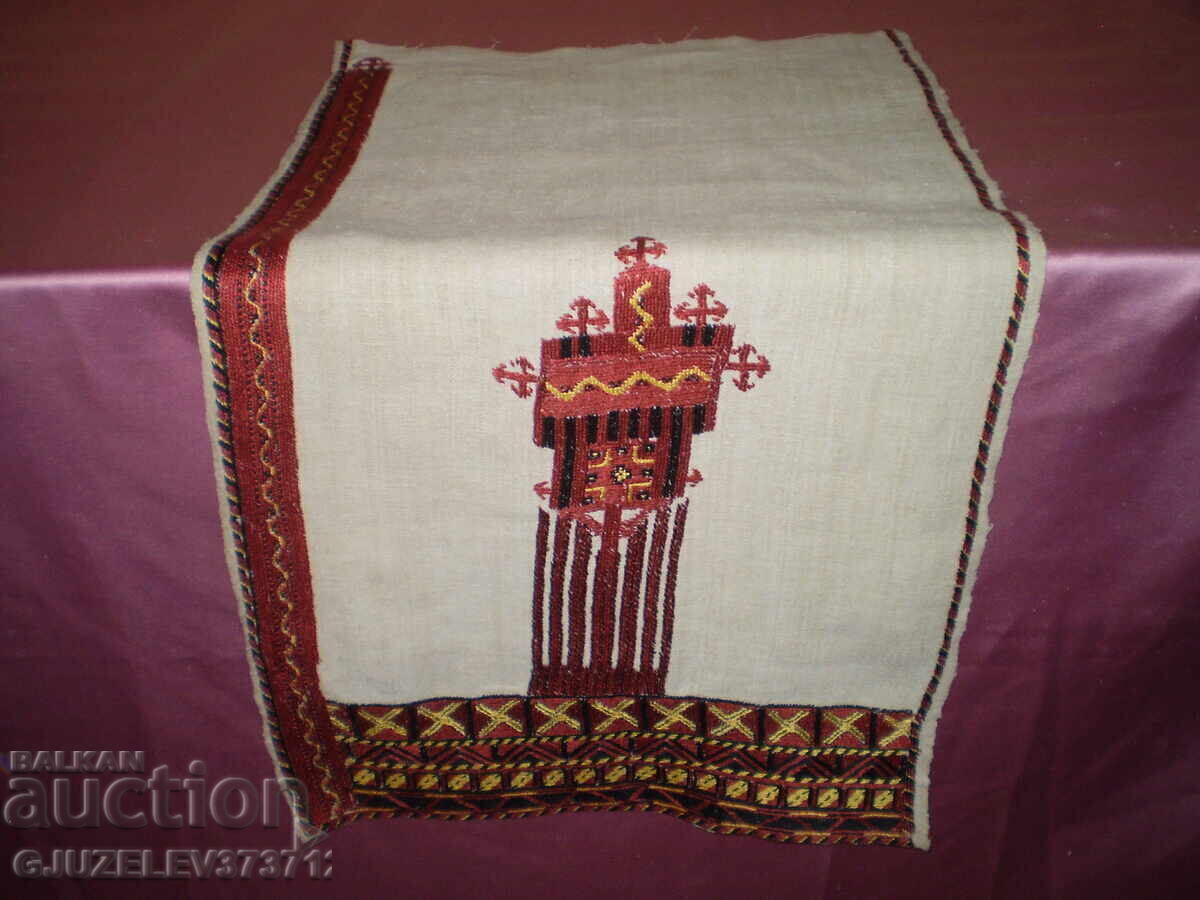 Perdea veche roșie, broderie cu motive macedonene