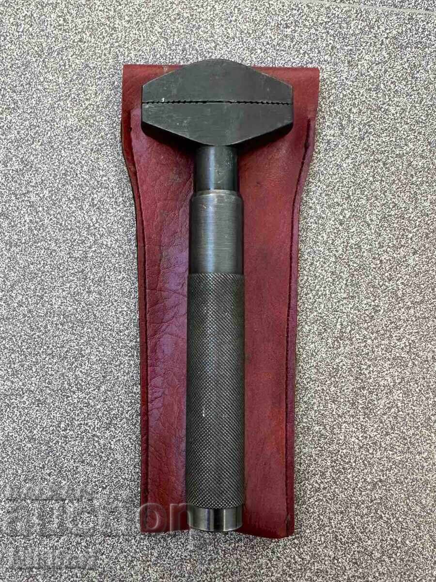 НОВ Френски Раздвижен Ключ Български с цена € 38.35 | 75.01 лв.