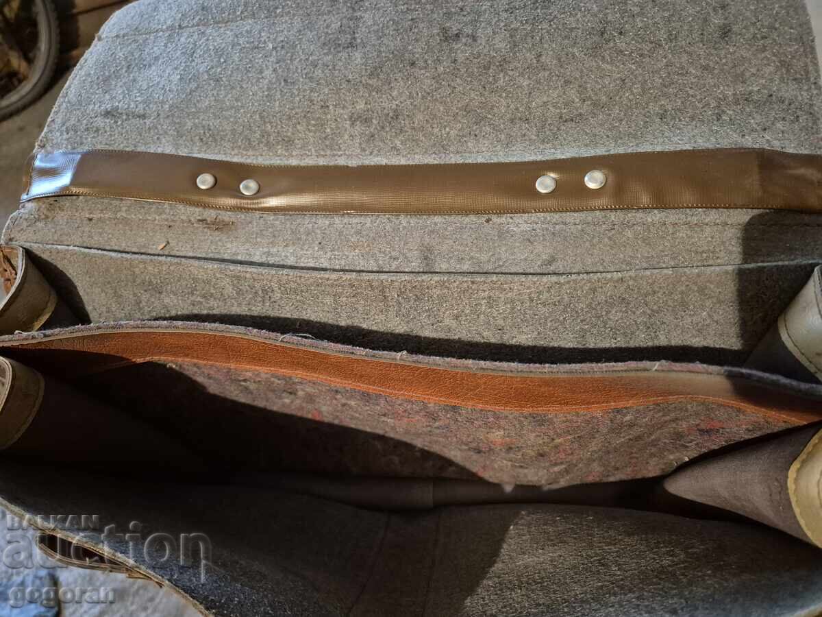 Доставка на Стара кожена ученическа чанта