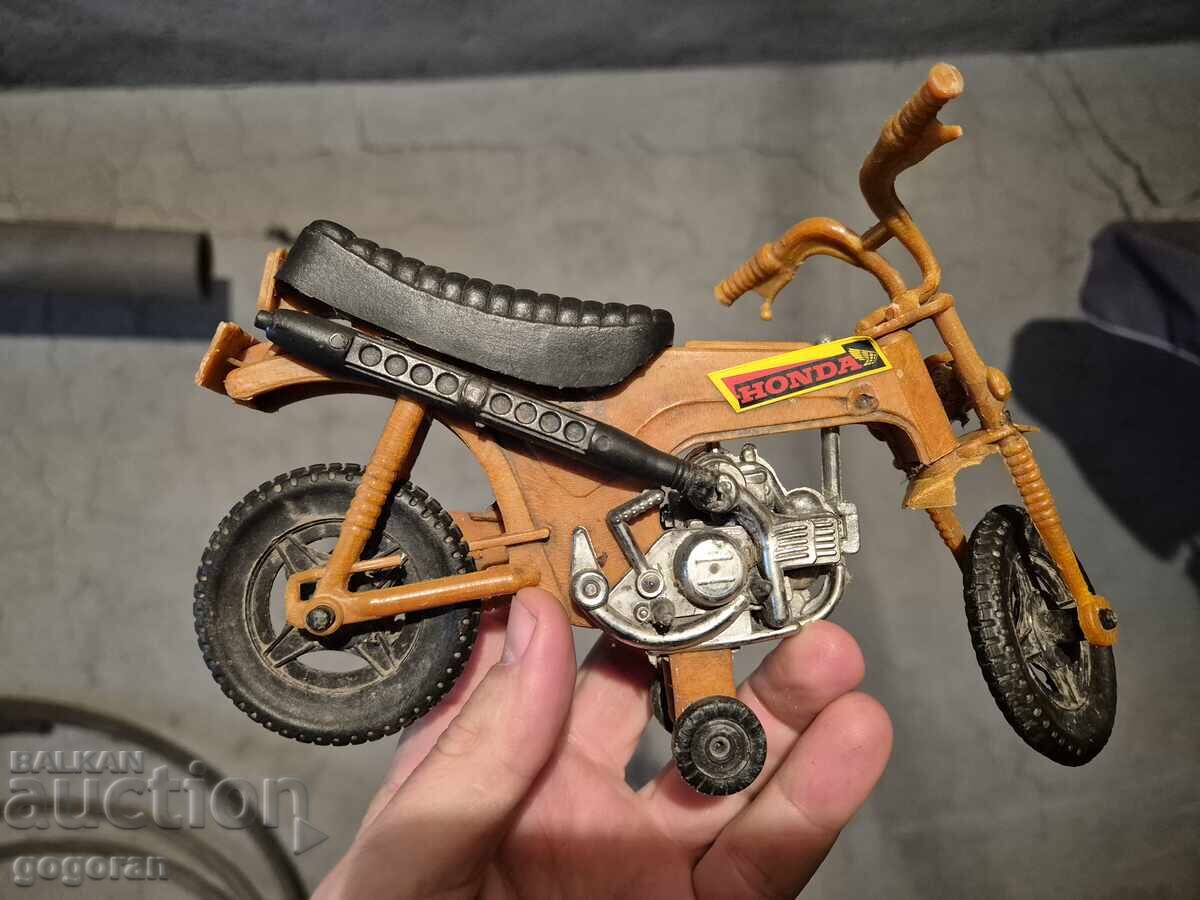 Jucărie veche - motor cu preț € 1.53 | 2.99 BGN