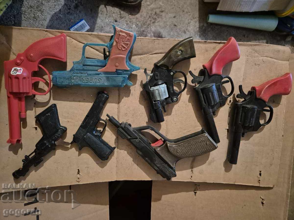 Стари играчки - пистолети с цена € 9.90 | 19.36 лв.