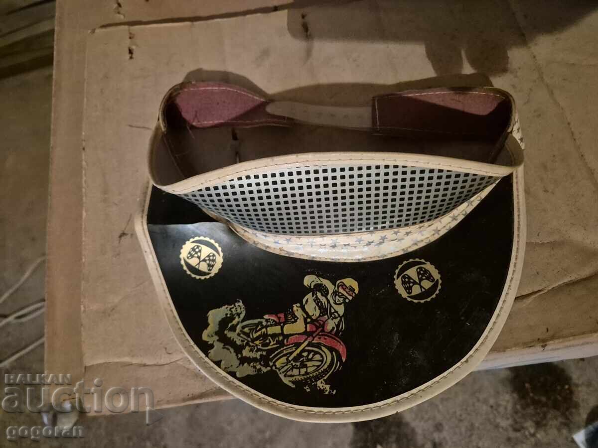 Стара шапка козирка с цена € 1.60 | 3.13 лв.