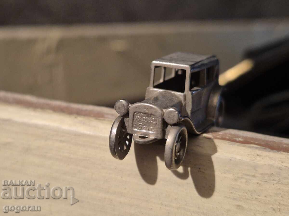 Licitație O jucărie veche - un cărucior