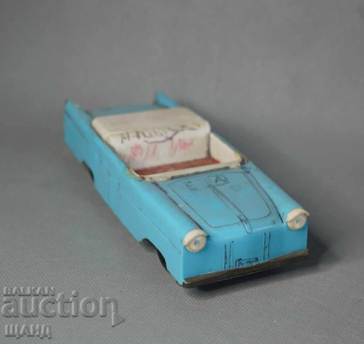 Стара СОЦ.пластмасова играчка модел кола с цена € 5.29 | 10.35 лв.