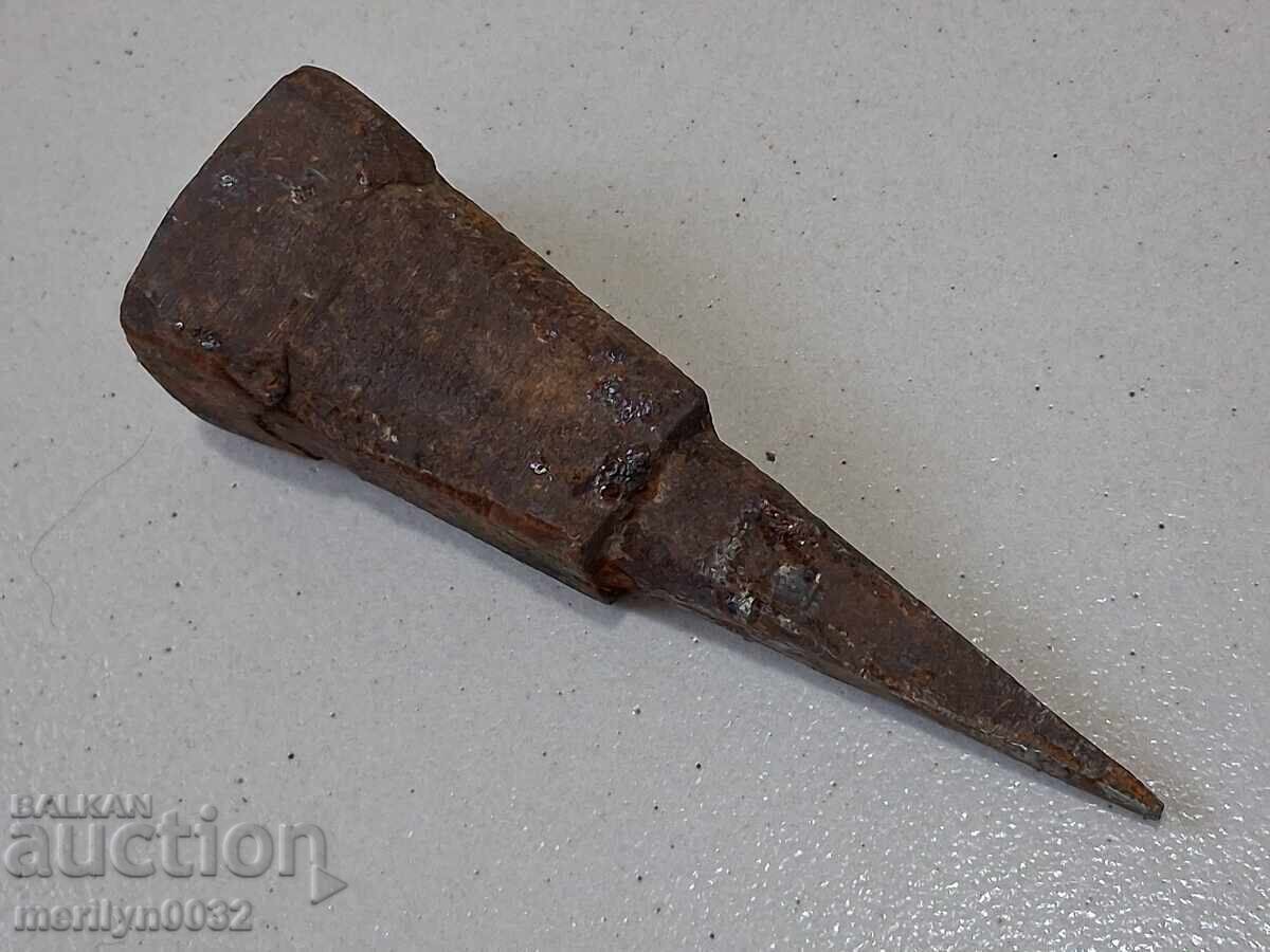 Стара наковалня за клепане на коса, ковано желязо с цена € 16.36 | 32.00 лв. Стара наковалня за клепане на коса, ковано желязо с цена € 16.36 | 32.00 лв.