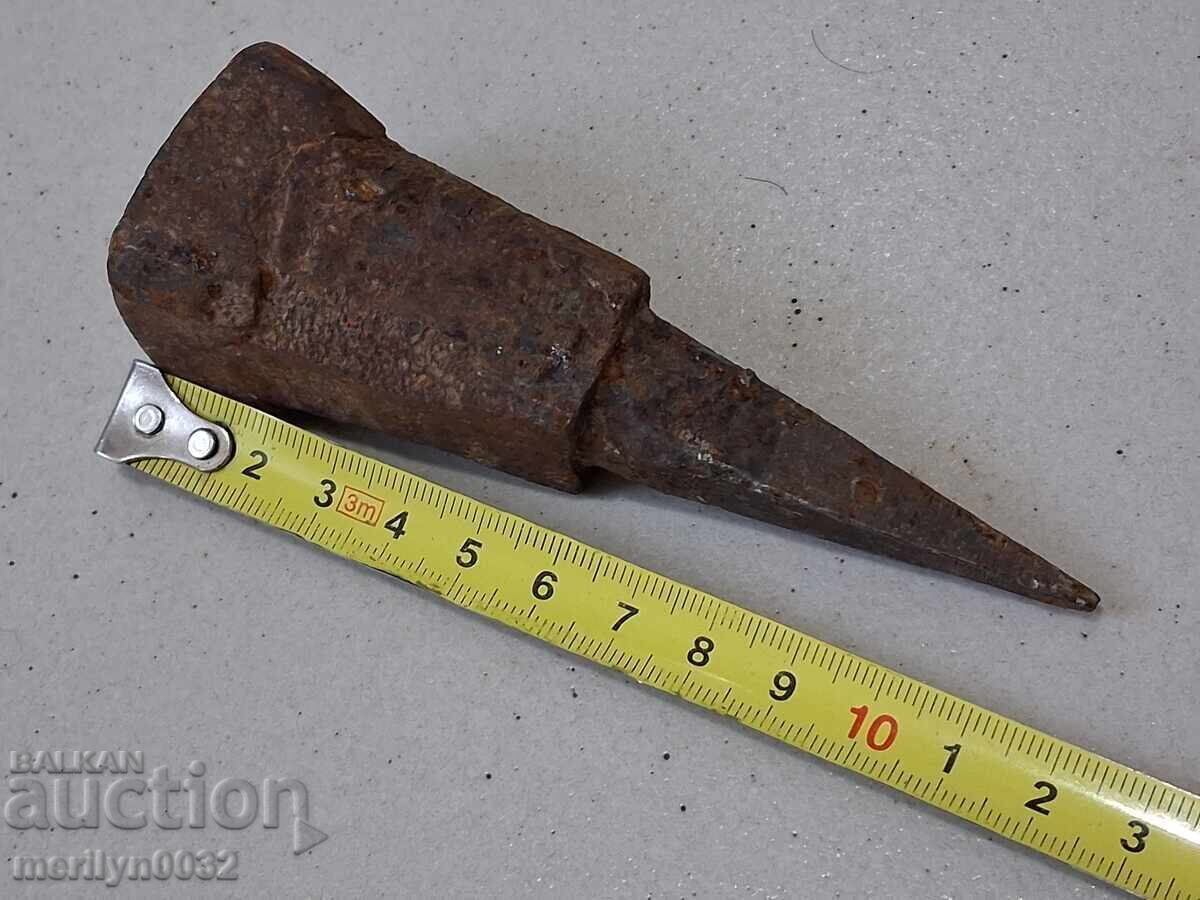 Аукцион Стара наковалня за клепане на коса, ковано желязо Аукцион Стара наковалня за клепане на коса, ковано желязо