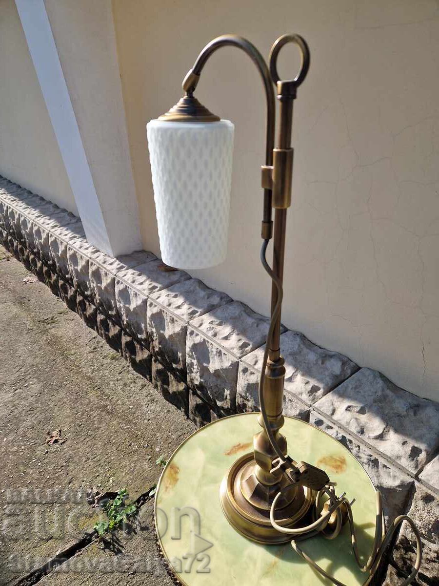 Παράδοση Ένα υπέροχο γερμανικό επιτραπέζιο φωτιστικό αντίκα Παράδοση Ένα υπέροχο γερμανικό επιτραπέζιο φωτιστικό αντίκα