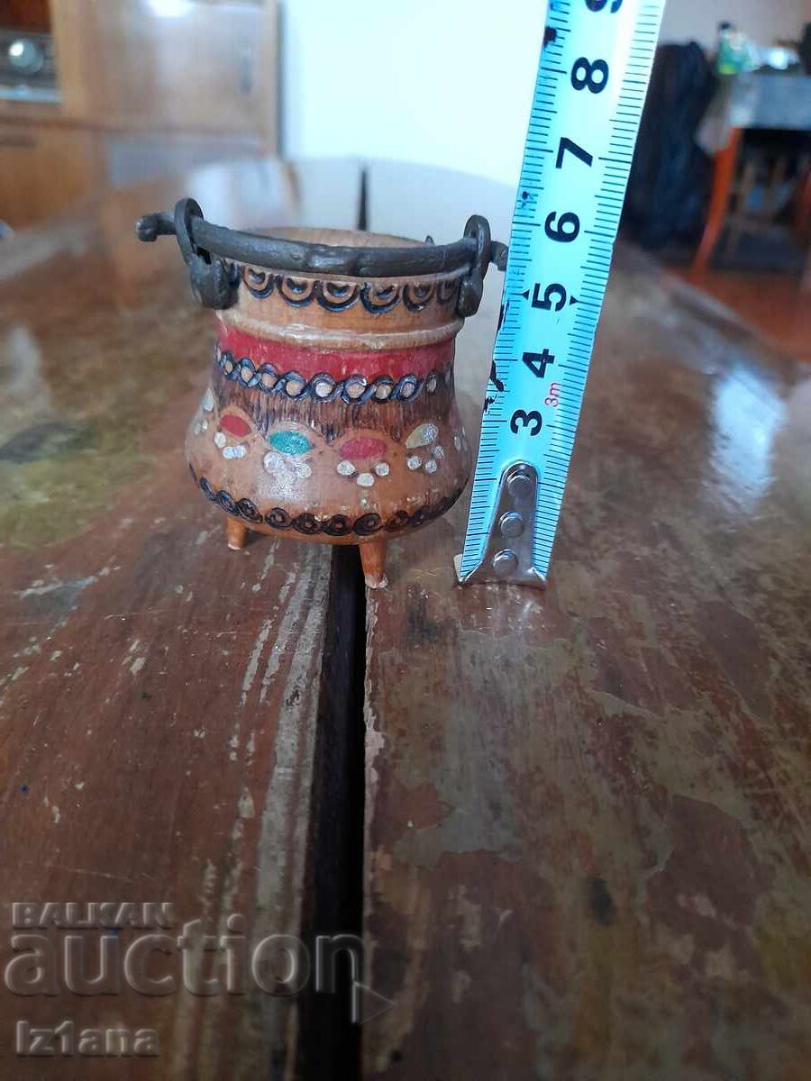 Licitație Vechi vas din lemn pentru suveniruri, cană
