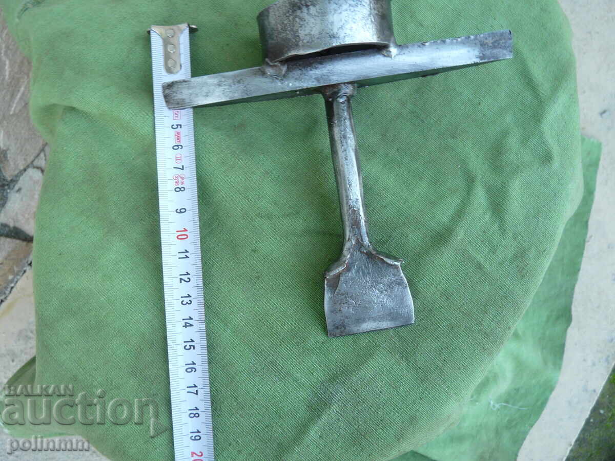 Стара сарашка наковалня с цена € 20.45 | 40.00 лв. Стара сарашка наковалня с цена € 20.45 | 40.00 лв.