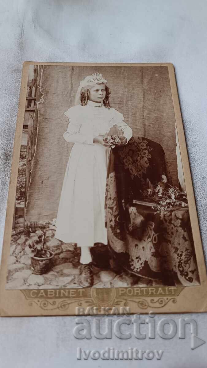 Снимка Младо момиче в бяла рокля Картон