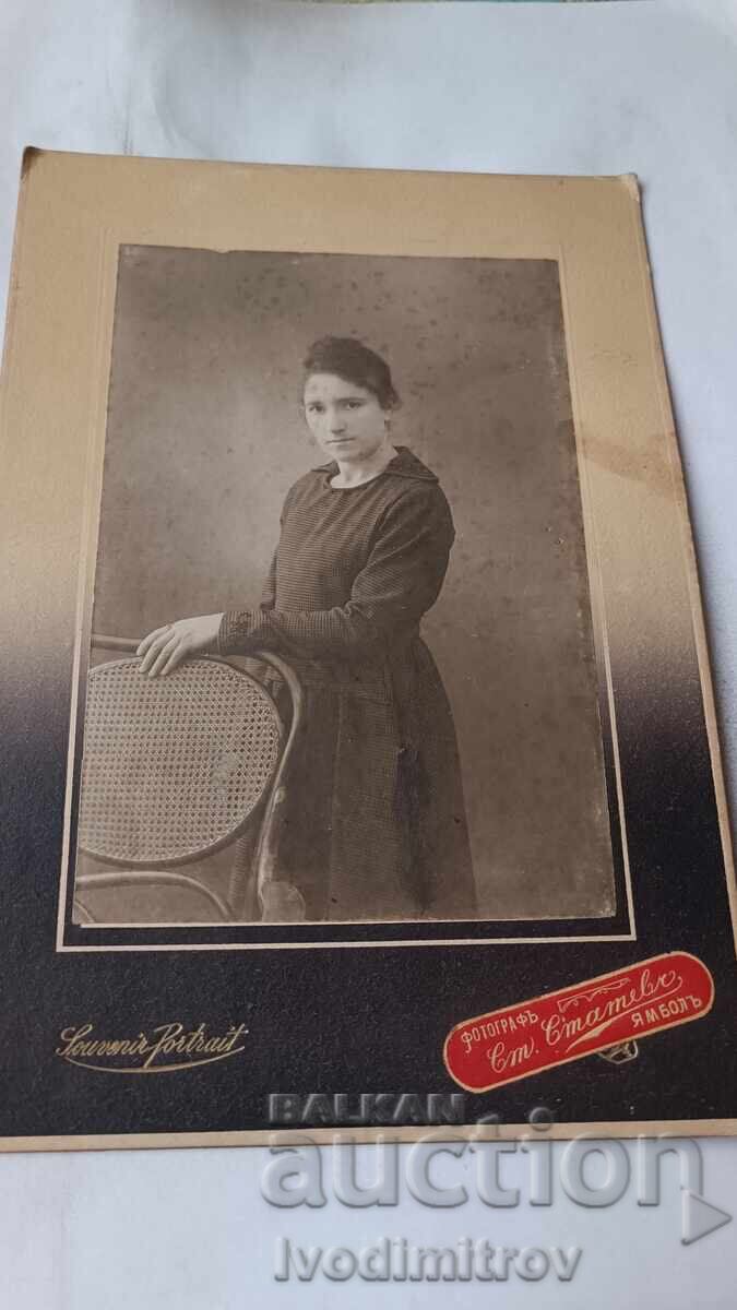 Φωτογραφία Νέο κορίτσι με μαύρο φόρεμα Χαρτόνι