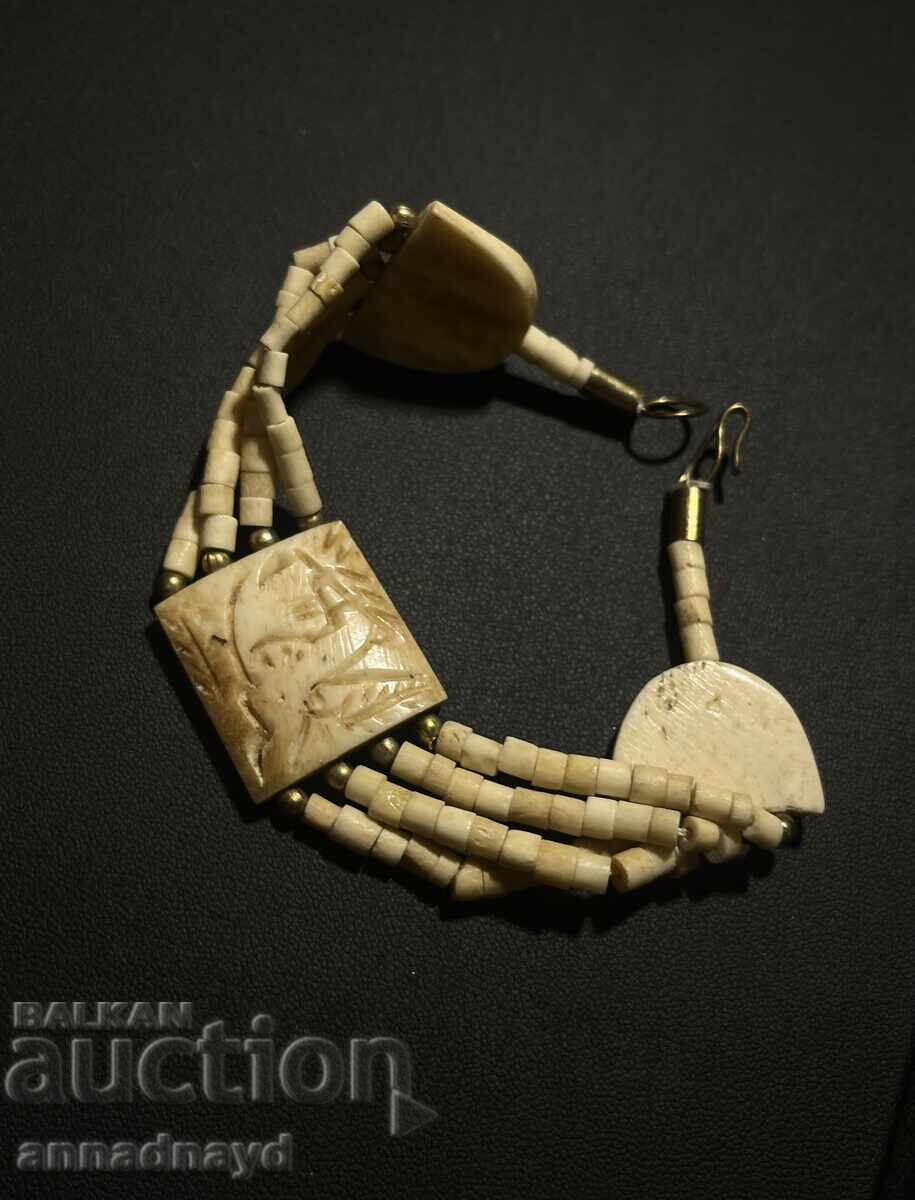 Аукцион Старинна гривна от кост Аукцион Старинна гривна от кост
