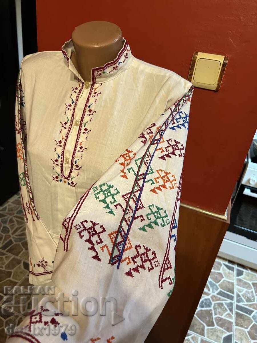 Аукцион Риза за носия с богата ръчна везба