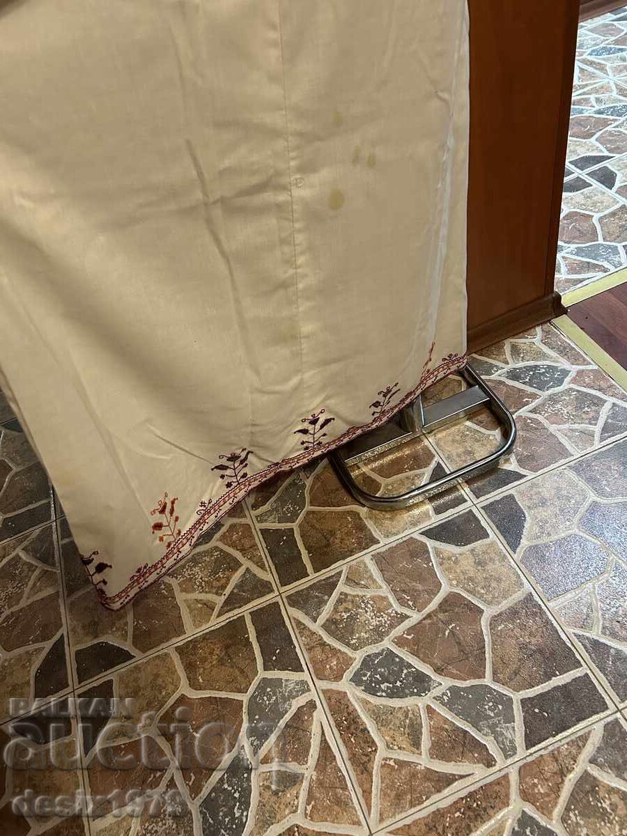 Доставка на Риза за носия с богата ръчна везба