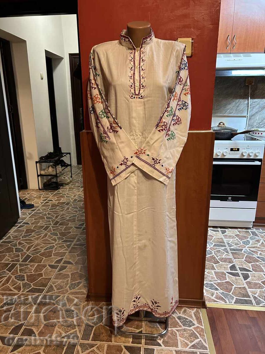 Риза за носия с богата ръчна везба