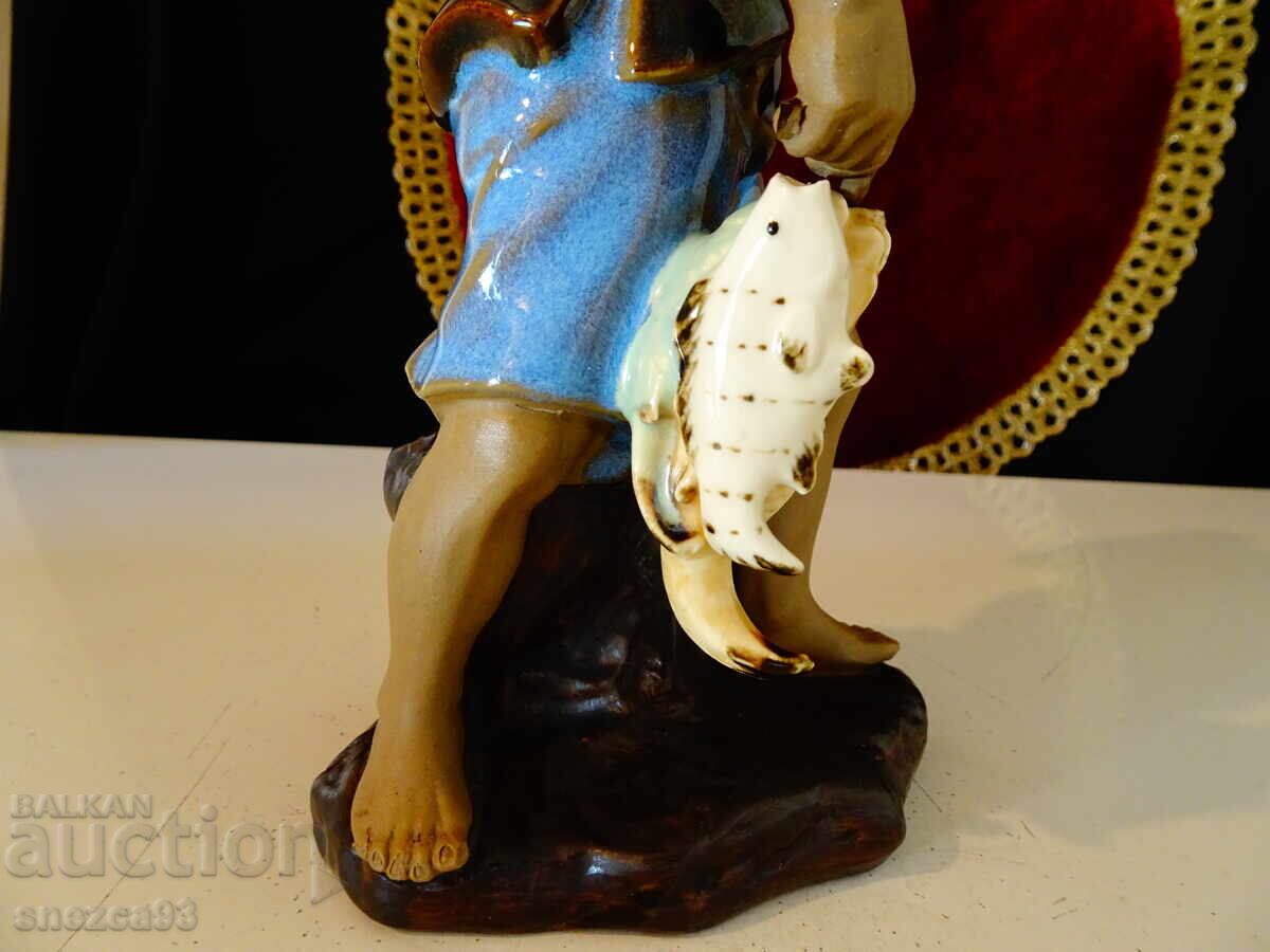 Аукцион Порцеланова статуетка Китайски рибар Shiwan. Аукцион Порцеланова статуетка Китайски рибар Shiwan.