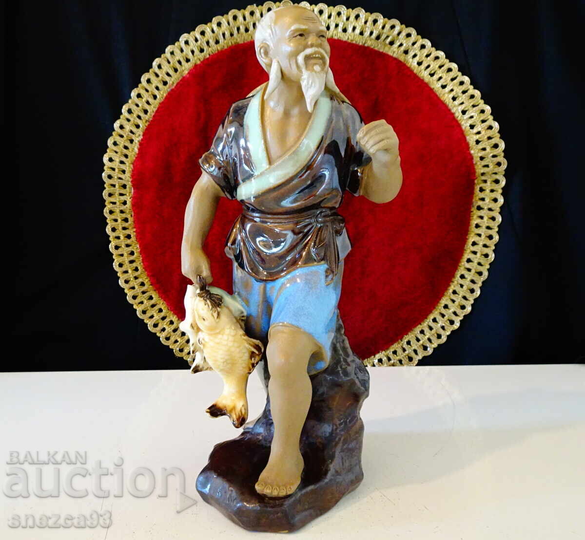 Порцеланова статуетка Китайски рибар Shiwan. Порцеланова статуетка Китайски рибар Shiwan.