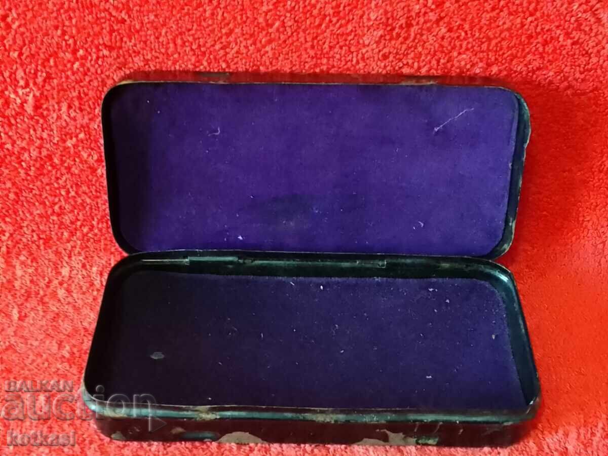 Delivery of Old beautiful Tsar's metal box GRITZNER Delivery of Old beautiful Tsar's metal box GRITZNER