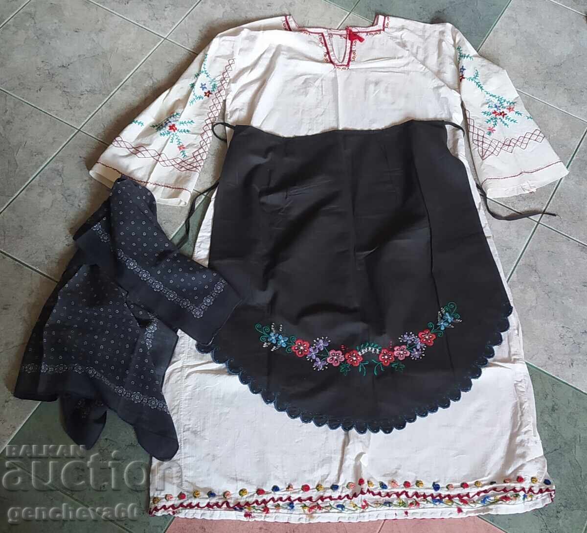 Autentic șorț de bumbac, cămașă și batic Autentic șorț de bumbac, cămașă și batic