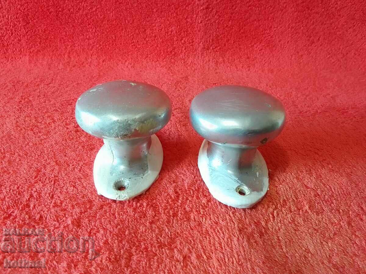 Mânere de ușă din aluminiu metalic vechi pentru mobilă cu preț € 8.18 | 16.00 BGN Mânere de ușă din aluminiu metalic vechi pentru mobilă cu preț € 8.18 | 16.00 BGN