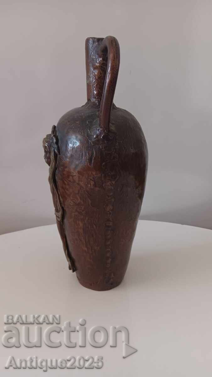 Антикварна ваза-амфора с релефно путти, XVIII век с цена € 204.52 | 400.01 лв.