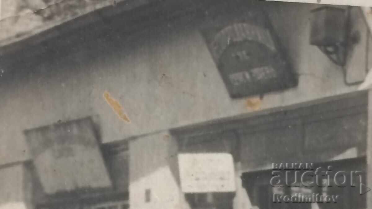 Φωτογραφία Σόφια Δύο νεαροί άνδρες στον δρόμο με τιμή € 1.25 | 2.44 BGN