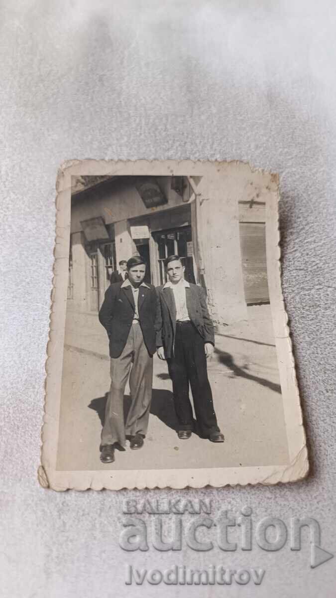 Φωτογραφία Σόφια Δύο νεαροί άνδρες στον δρόμο