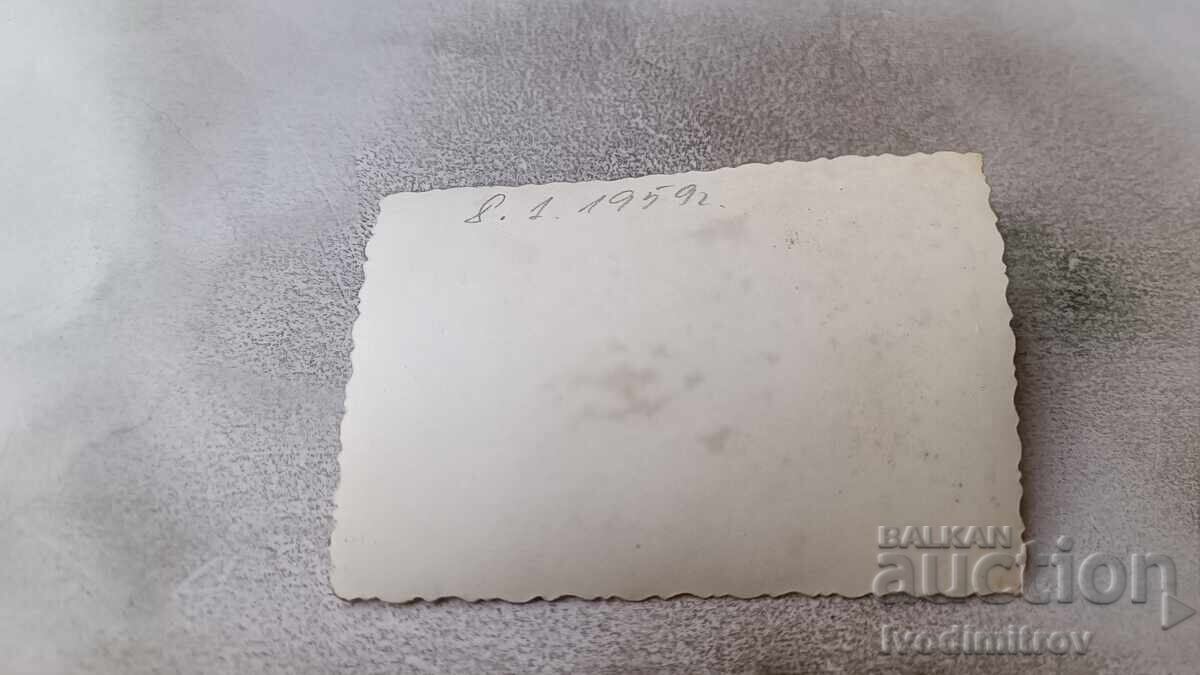 Fotografie Bărbat cu pantaloni scurți 1959 cu preț € 0.89 | 1.74 BGN