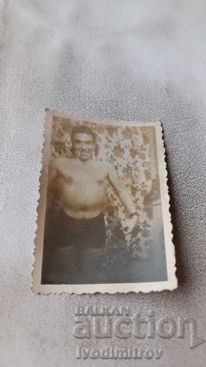Fotografie Bărbat cu pantaloni scurți 1959