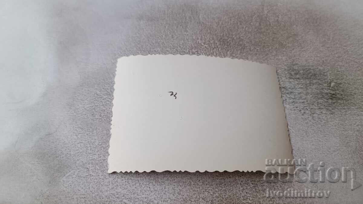 Foto Trei tineri pe plajă cu preț € 1.20 | 2.35 BGN