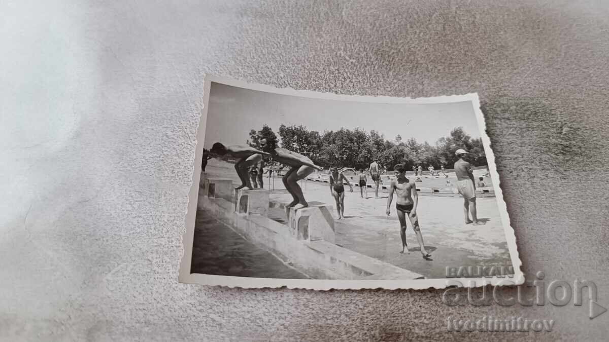 Снимка Млади мъже на плувен басейн Снимка Млади мъже на плувен басейн