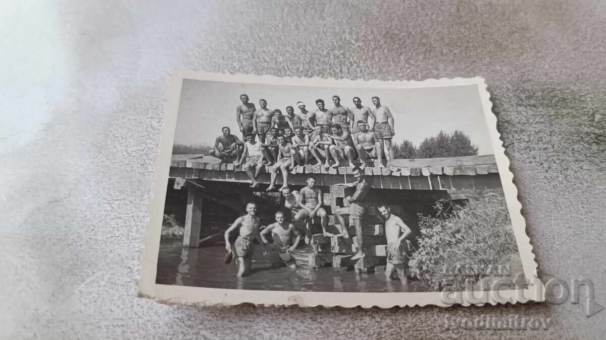 Φωτογραφία στρατιωτών με μαγιό σε σιδηροδρομική γέφυρα πάνω από ποτάμι Φωτογραφία στρατιωτών με μαγιό σε σιδηροδρομική γέφυρα πάνω από ποτάμι