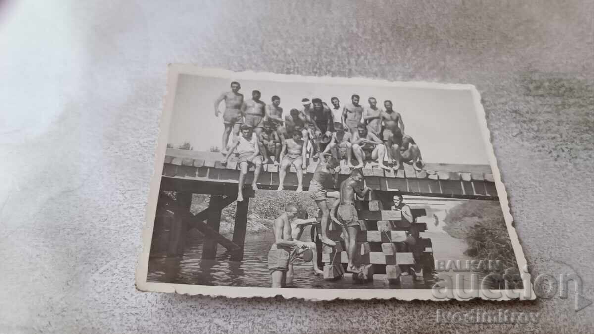 Fotografie Soldați în costume de baie pe un pod de cale ferată peste râu Fotografie Soldați în costume de baie pe un pod de cale ferată peste râu