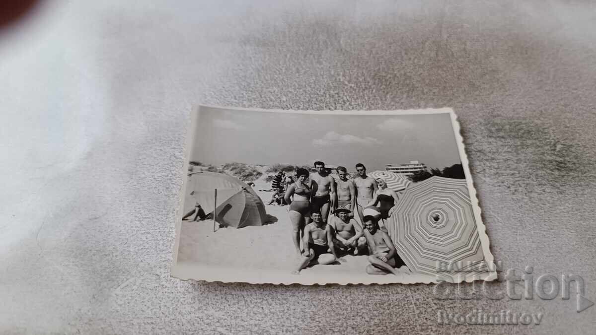 Foto Bărbați și femei pe plajă