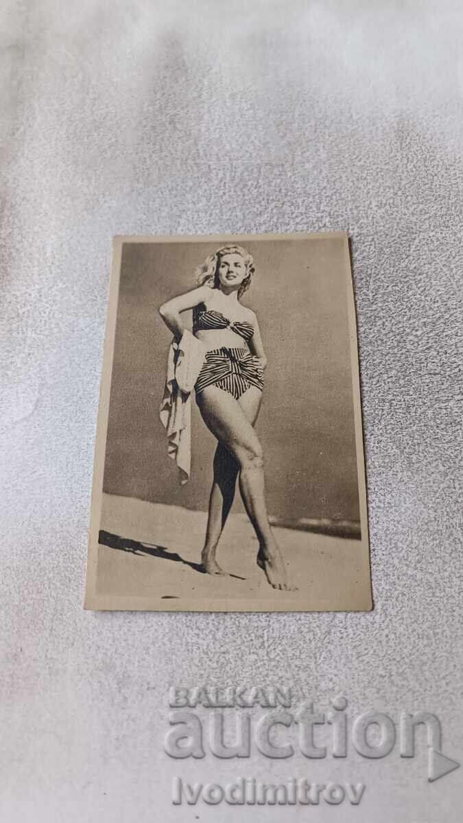 Foto Fată tânără în costum de baie de epocă pe plajă