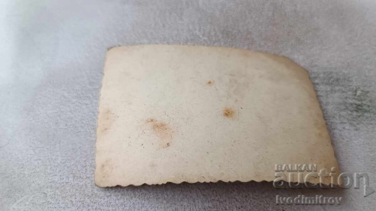 Fotografie Două fete tinere cu umbrelă pe o stâncă deasupra mării cu preț € 0.95 | 1.86 BGN