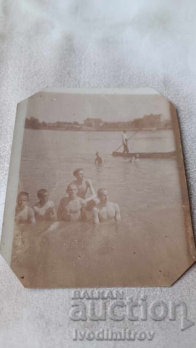 Φωτογραφία Πλόβντιβ νέοι που κολυμπούν στον ποταμό Μαρίτσα Φωτογραφία Πλόβντιβ νέοι που κολυμπούν στον ποταμό Μαρίτσα