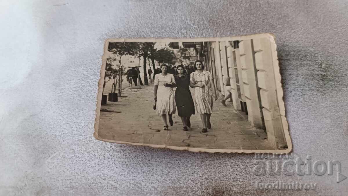 Снимка София Три млади жени на разходка Снимка София Три млади жени на разходка