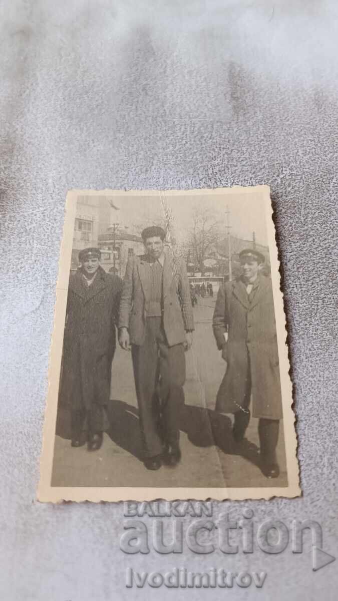 Φωτογραφία Σοφία Τρεις νεαροί άνδρες σε έναν περίπατο