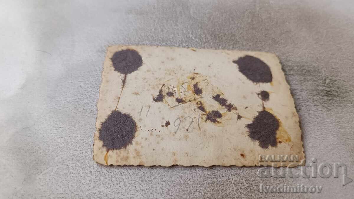 Foto Sofia Un bărbat și două femei pe trotuar cu preț € 1.25 | 2.44 BGN