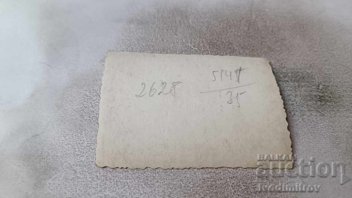 Φωτογραφία Σοφία Άνδρας και γυναίκα με χειμωνιάτικα παλτά σε μια βόλτα με τιμή € 1.20 | 2.35 BGN Φωτογραφία Σοφία Άνδρας και γυναίκα με χειμωνιάτικα παλτά σε μια βόλτα με τιμή € 1.20 | 2.35 BGN