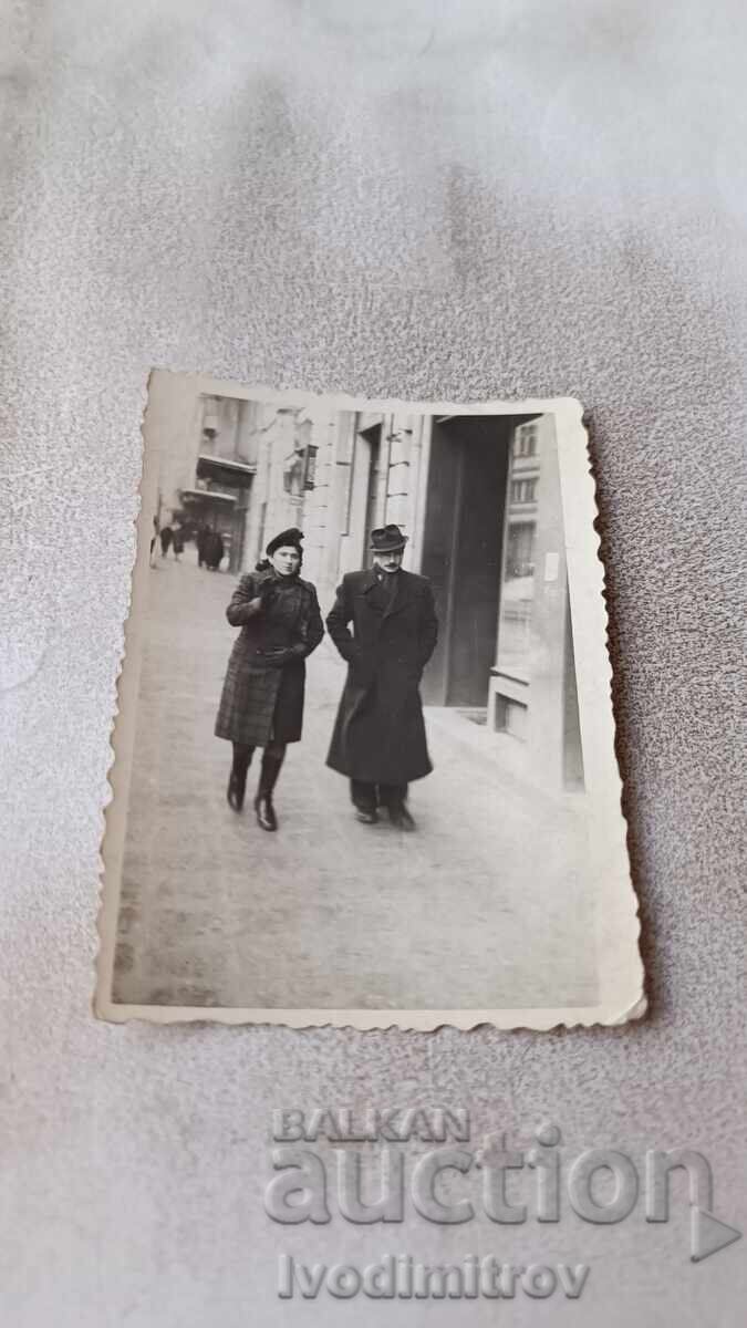 Φωτογραφία Σοφία Άνδρας και γυναίκα με χειμωνιάτικα παλτά σε μια βόλτα Φωτογραφία Σοφία Άνδρας και γυναίκα με χειμωνιάτικα παλτά σε μια βόλτα