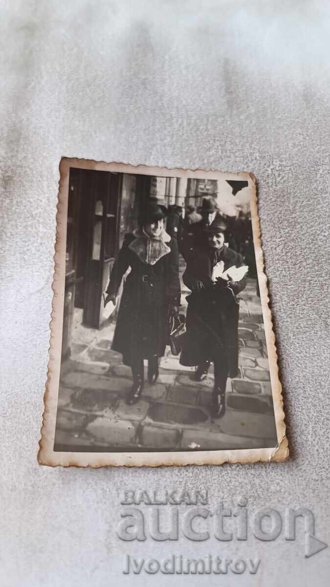 Снимка София Две жени в зимни палта на разходка Снимка София Две жени в зимни палта на разходка