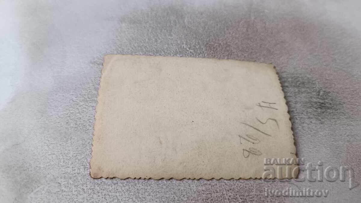 Φωτογραφία Σοφία Μια γυναίκα και ένα αγόρι σε μια βόλτα με τιμή € 1.20 | 2.35 BGN Φωτογραφία Σοφία Μια γυναίκα και ένα αγόρι σε μια βόλτα με τιμή € 1.20 | 2.35 BGN